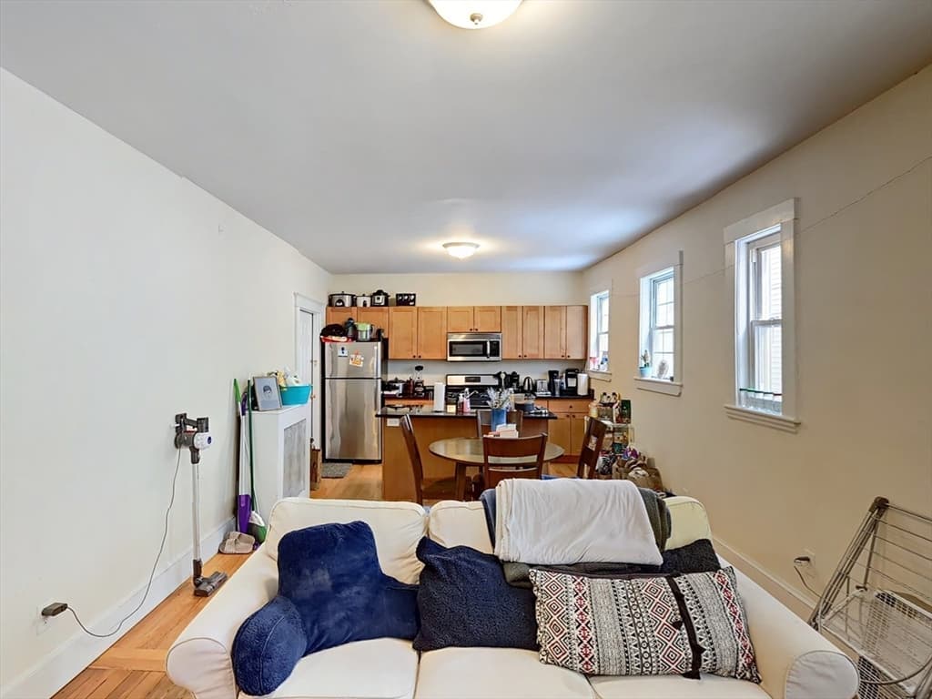 95 Hillside Street photo 3