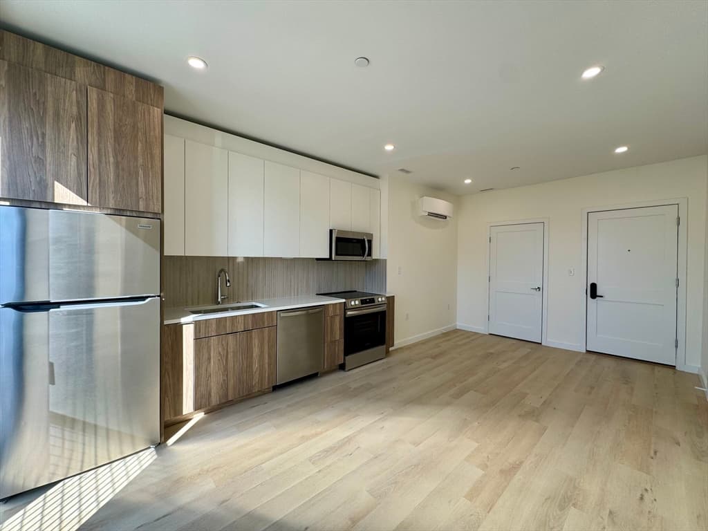 87 Oxford St #201