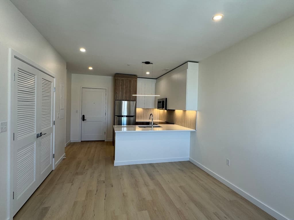 87 Oxford St #203 photo 2