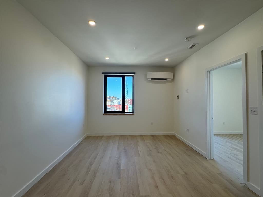 87 Oxford St #203 photo 4