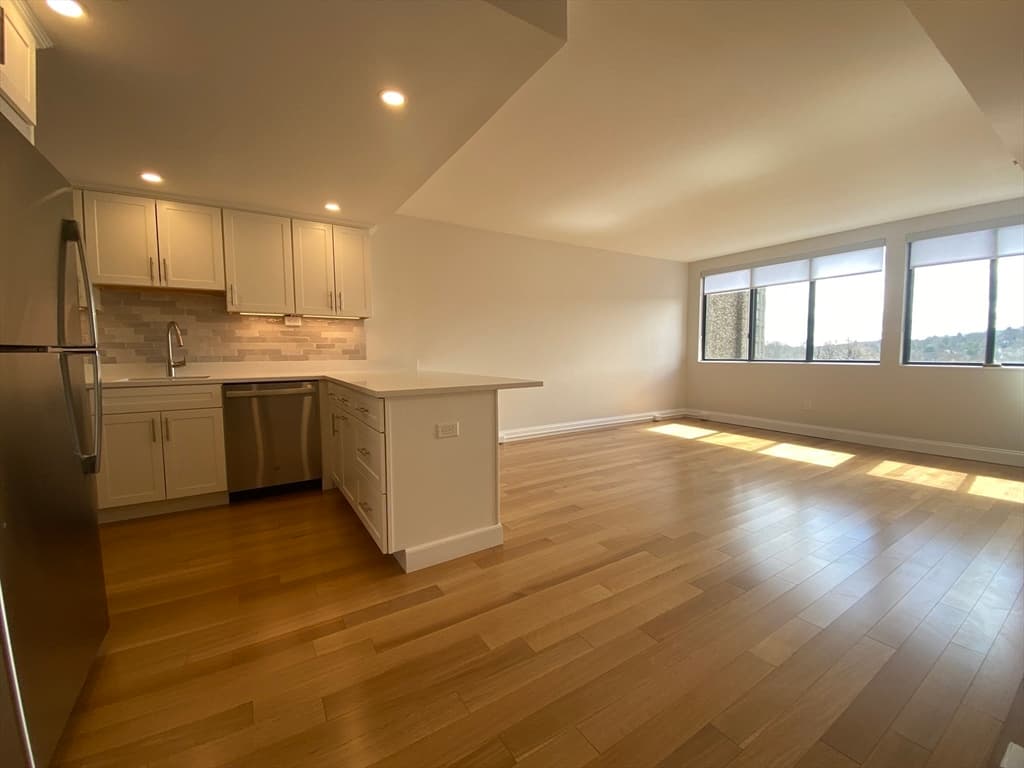 1731 Beacon St #723 photo 3