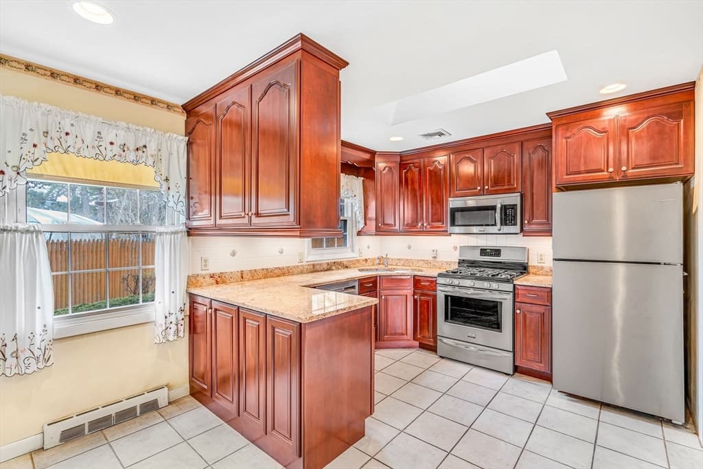 19 Morton Avenue photo 3