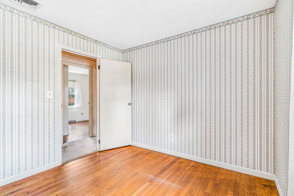 19 Morton Avenue photo 5
