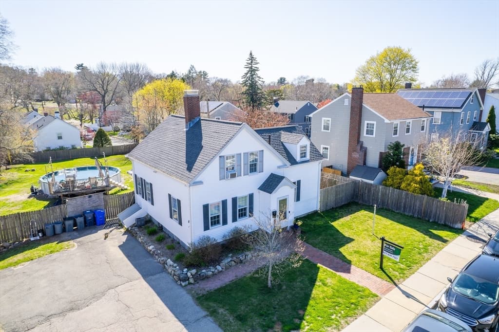 239 Beech St photo 3