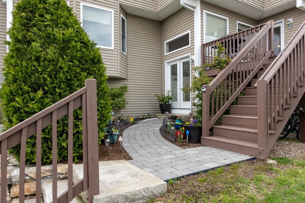 30 Queen Isabella Way #30 photo 3