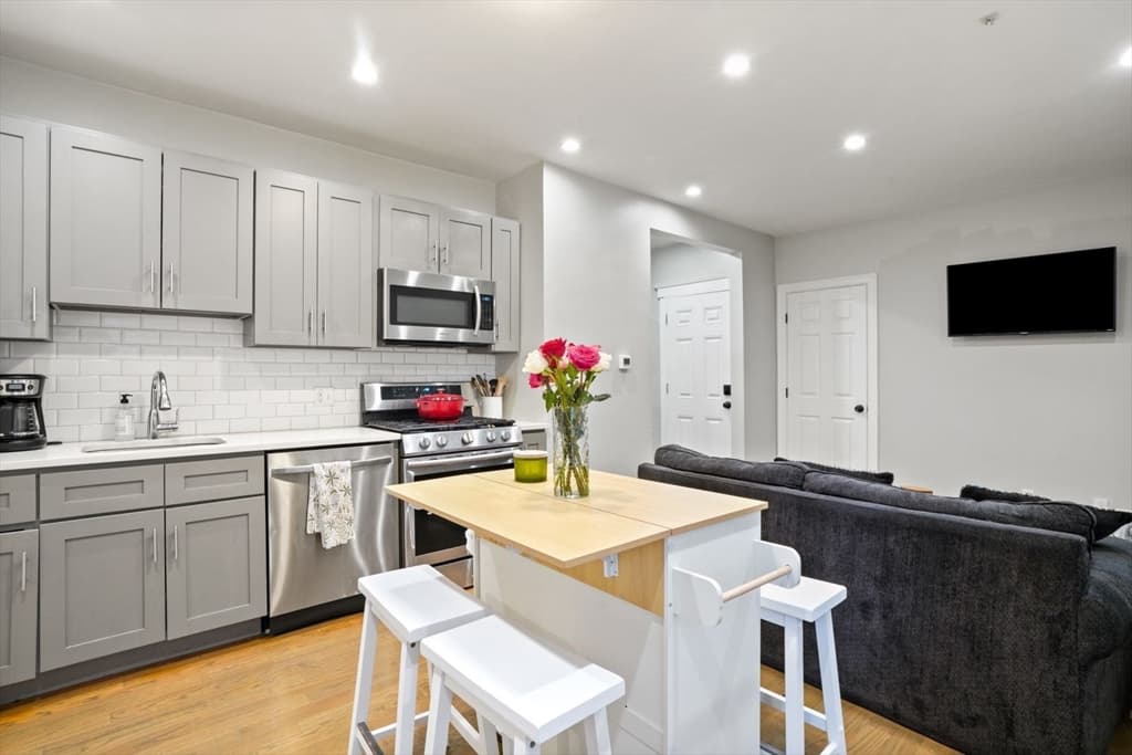 17 Howes St #3
