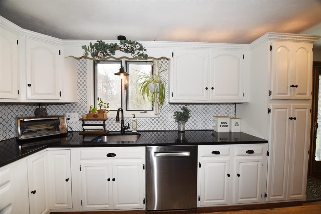 602 Winter St photo 3