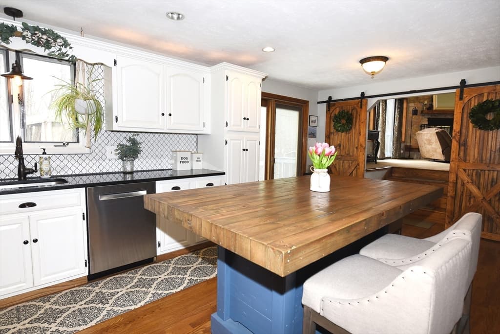 602 Winter St photo 5