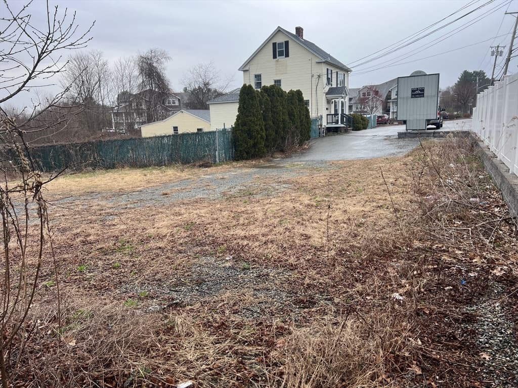 1608 Main St photo 3