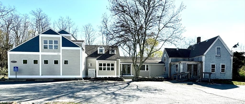 1049 Main St