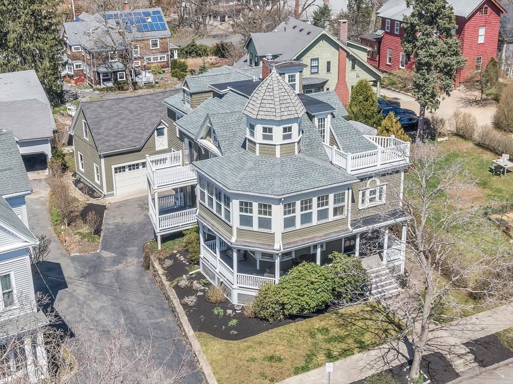 140 Elmwood Rd photo 3