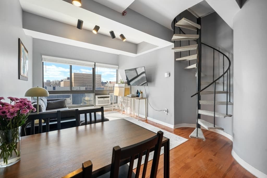 12 Stoneholm St #621 photo 2