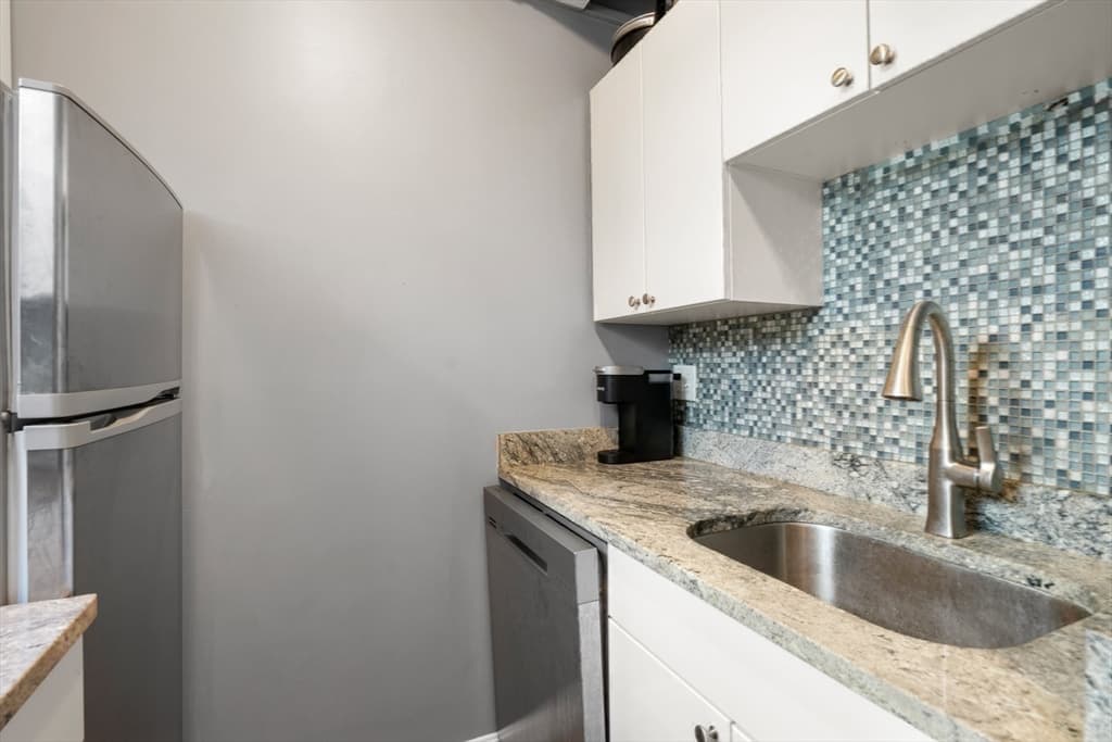 12 Stoneholm St #621 photo 5