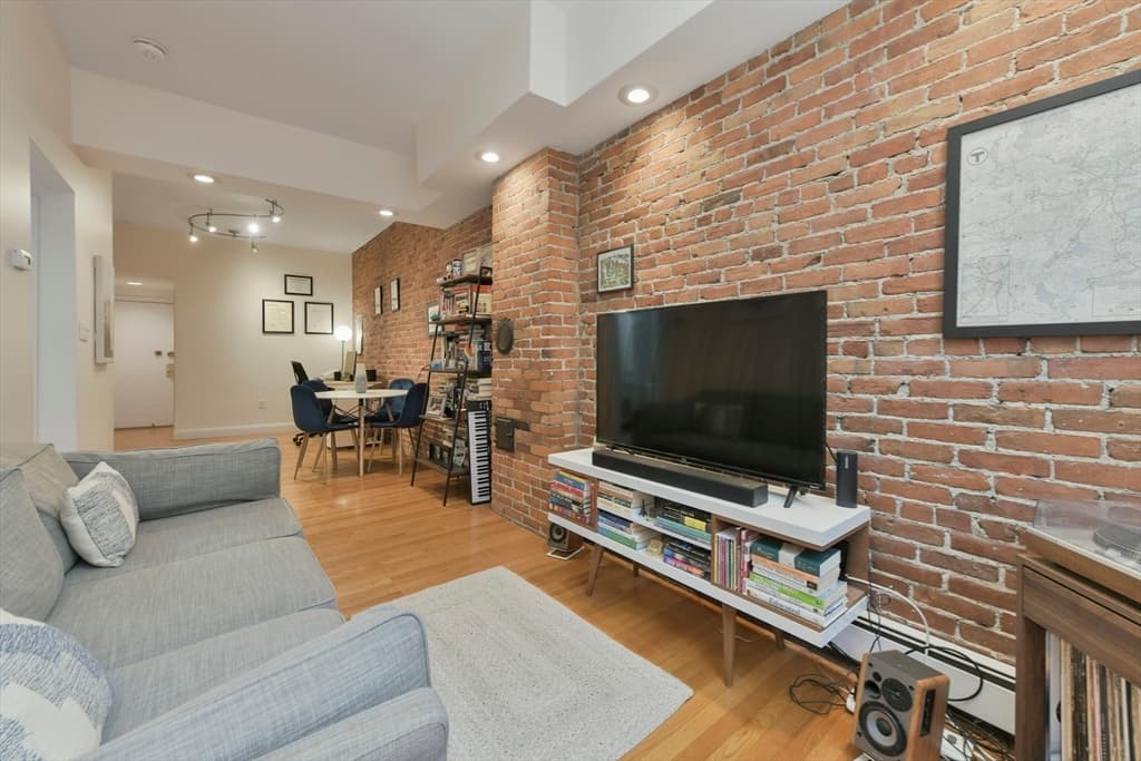 198 Saint Botolph St #5