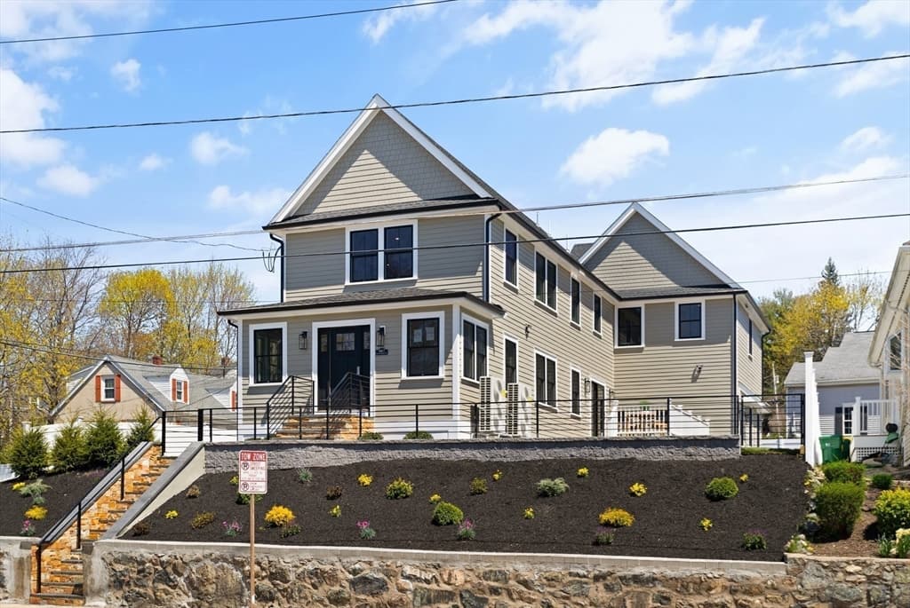 587 Winthrop Street photo 2