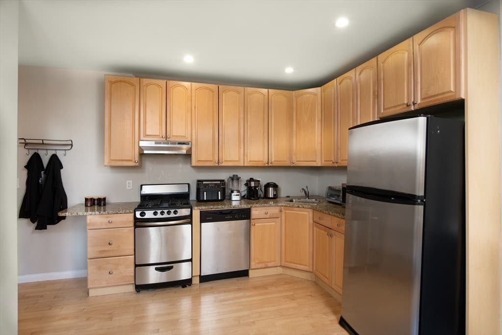64 Queensberry St #101 photo 2