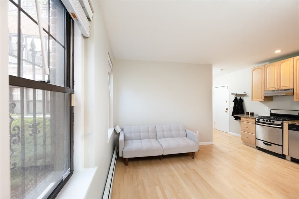 64 Queensberry St #101 photo 4