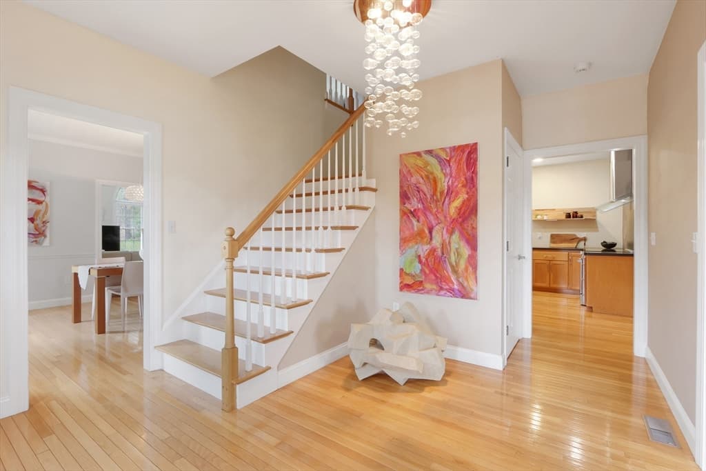 5 Austin Way photo 2