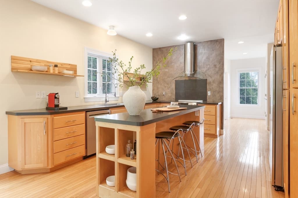 5 Austin Way photo 3