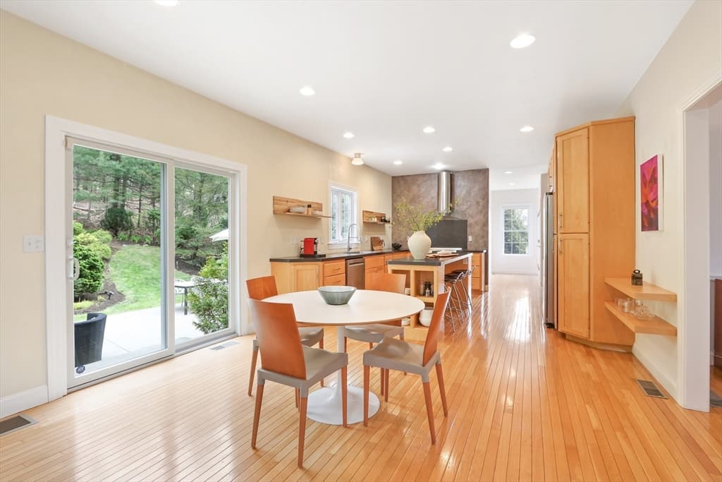5 Austin Way photo 4