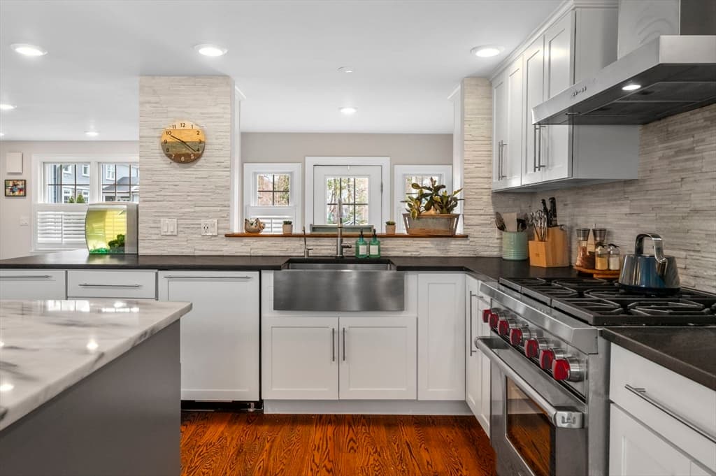 34 Woodbury St photo 4