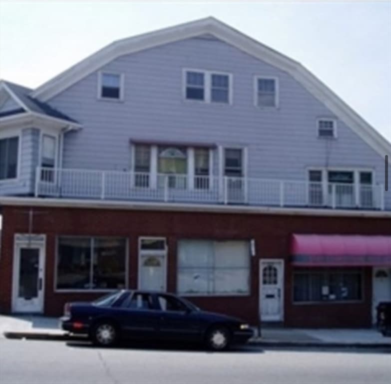 568 N Main St