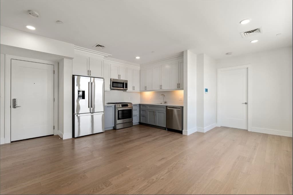 301 Border St #611 photo 2