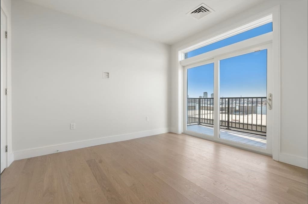 301 Border St #611 photo 3