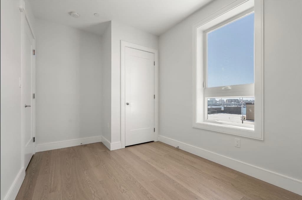 301 Border St #611 photo 5