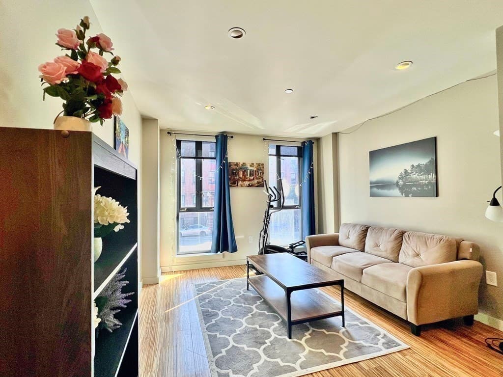691 Massachusetts Ave #203 photo 2