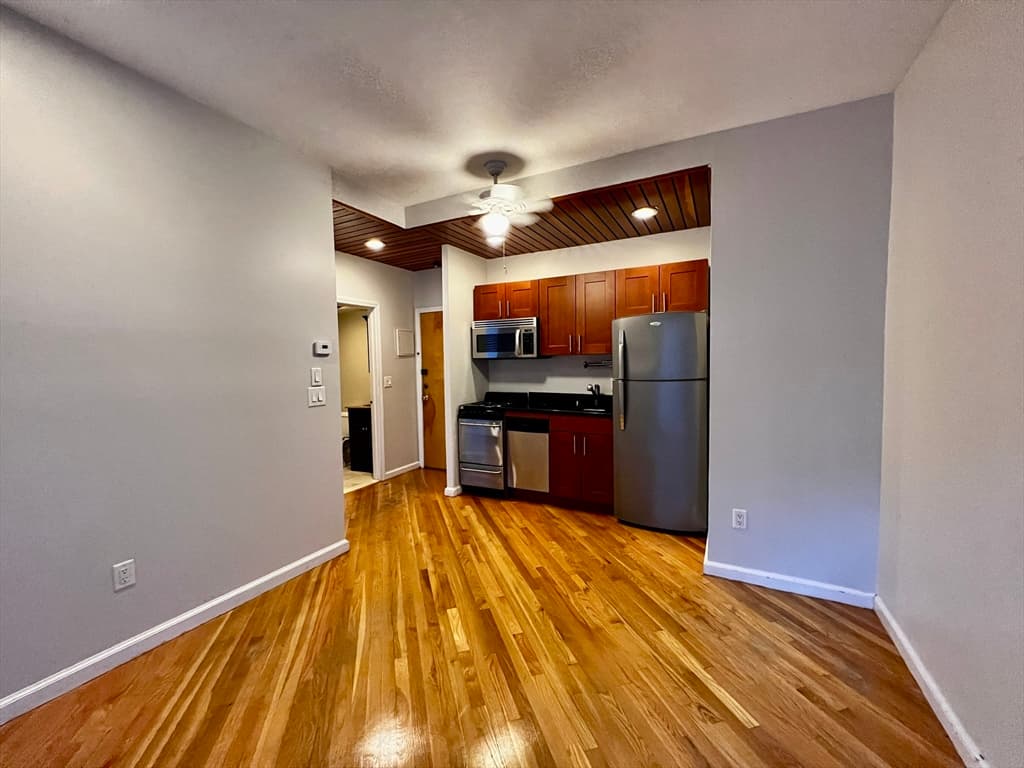 390 Riverway #18 photo 2