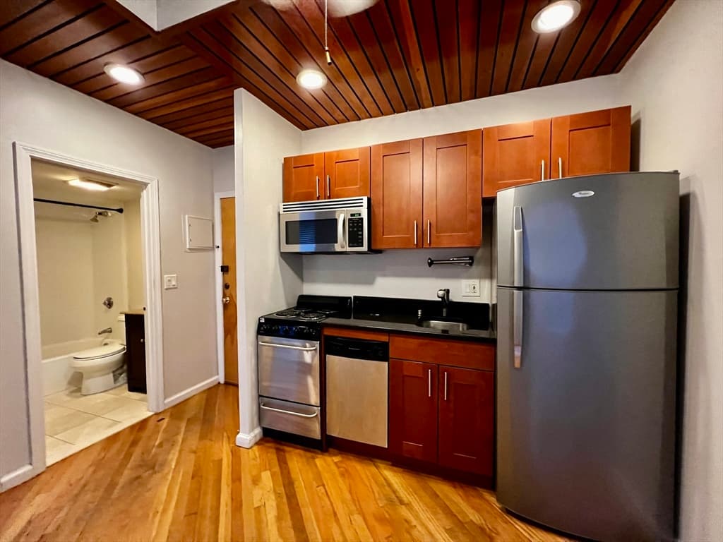 390 Riverway #18