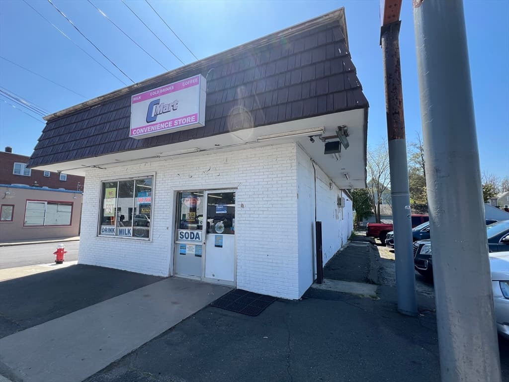1552 Dwight Street photo 2