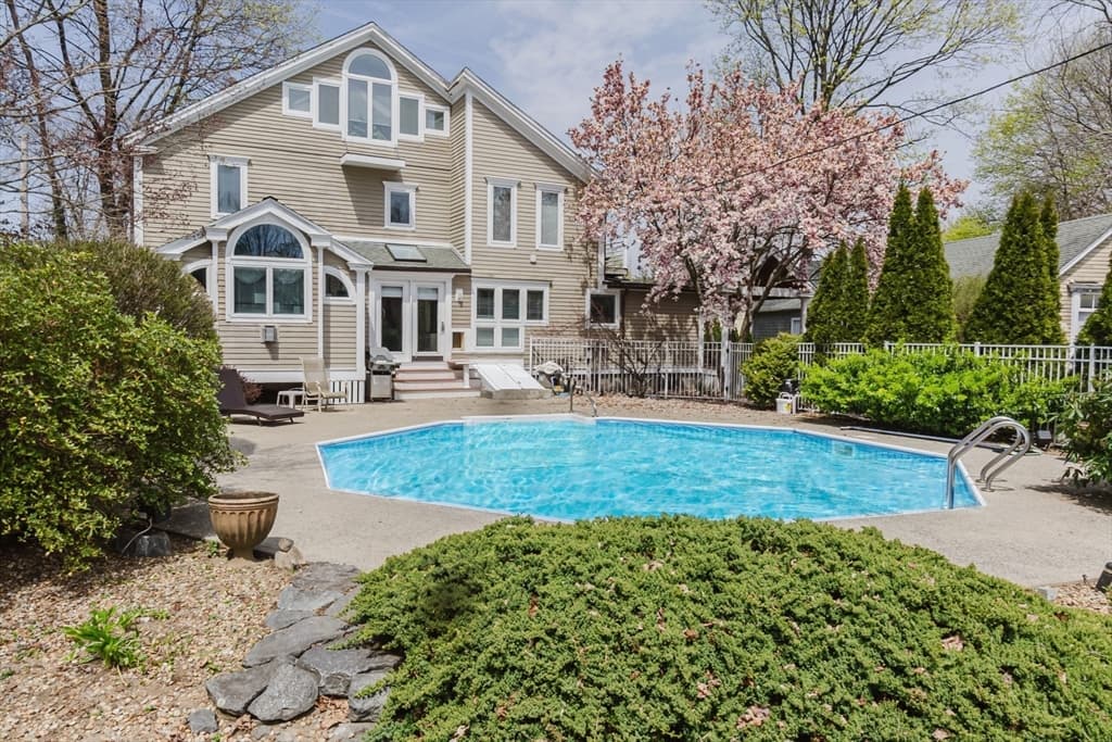 11 Bartlett Pl