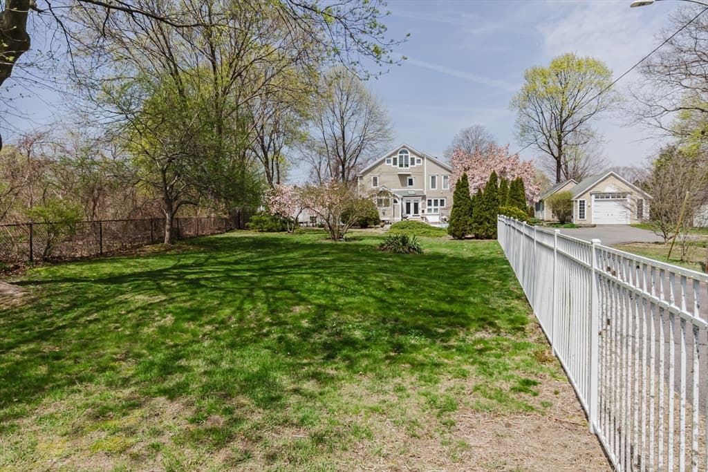 11 Bartlett Pl photo 5