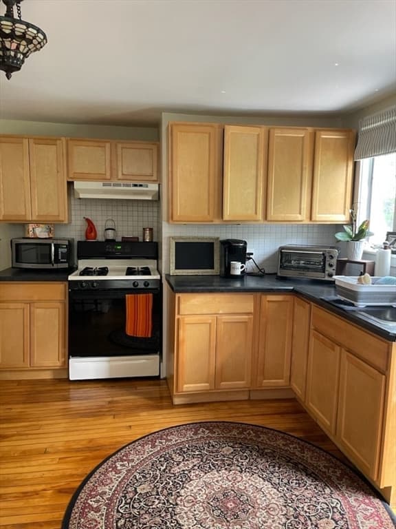 104 College St photo 5