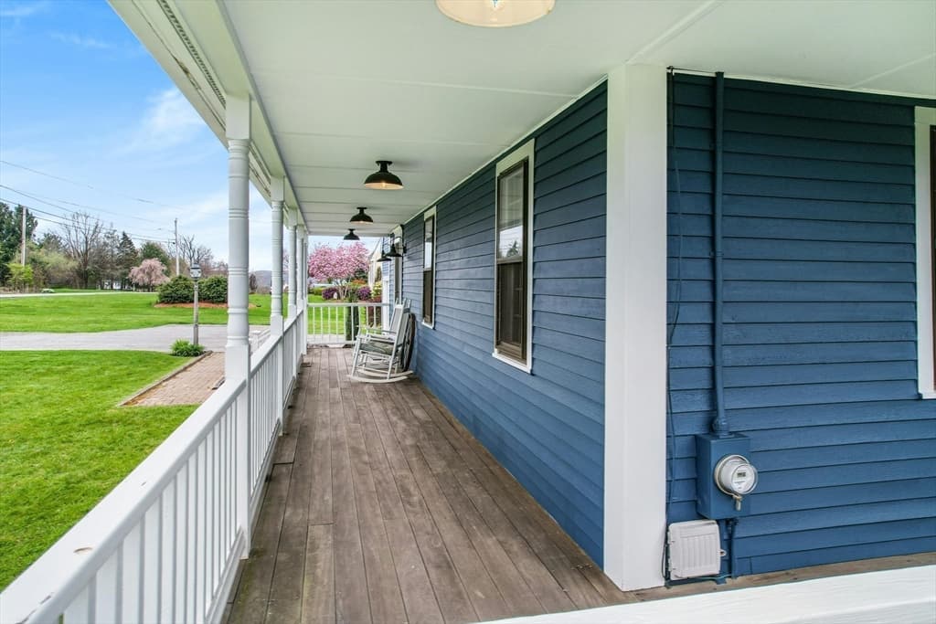 386 W Main St. photo 3