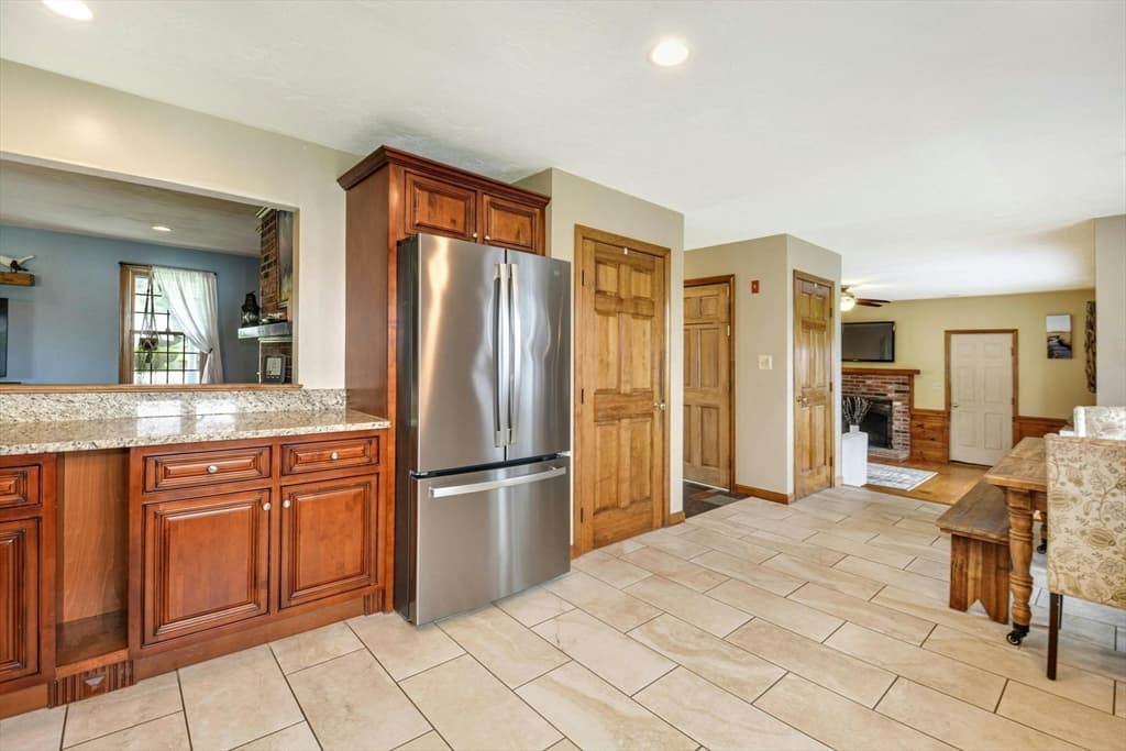 386 W Main St. photo 5