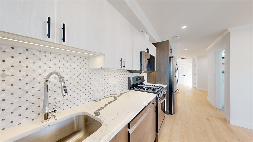 10 Brenton St #3 photo 5