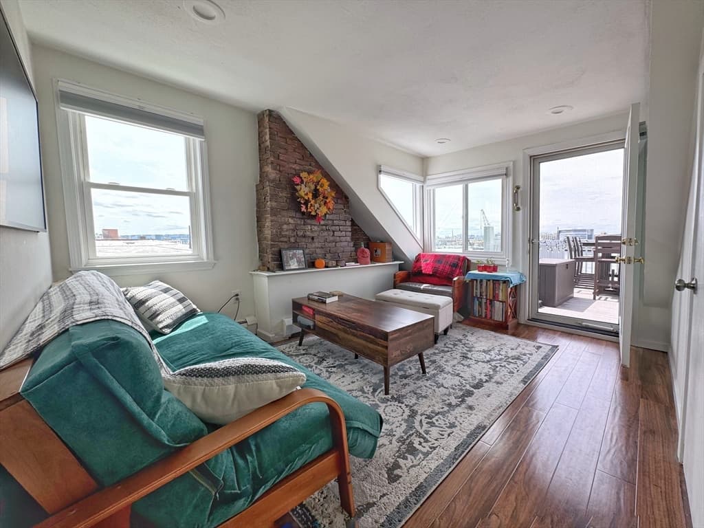 396 Meridian St #4