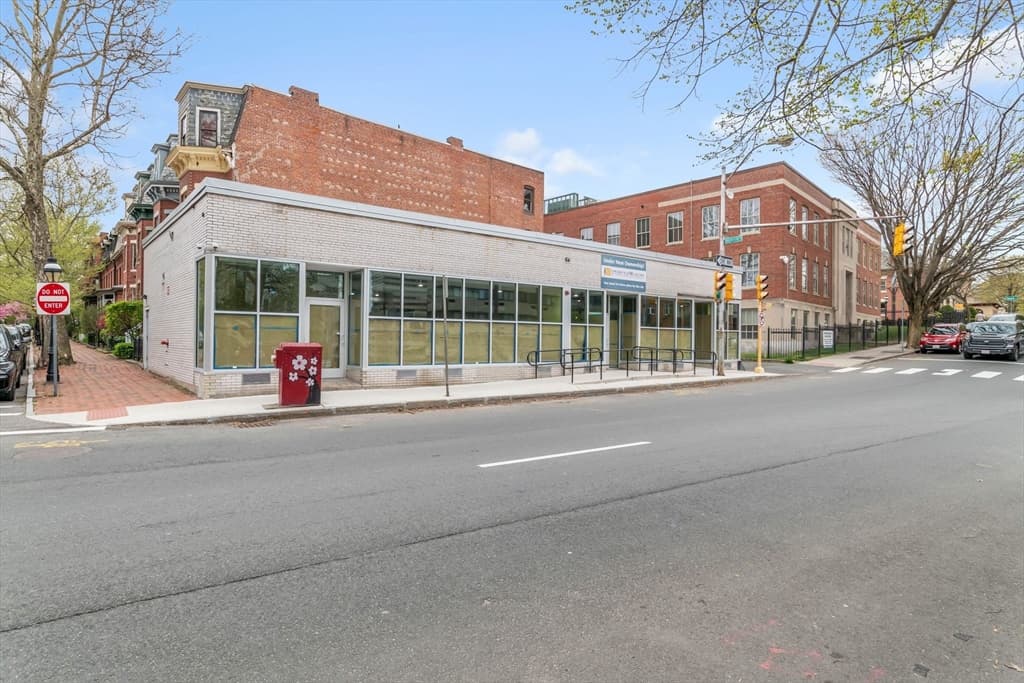 95 Chestnut St photo 3