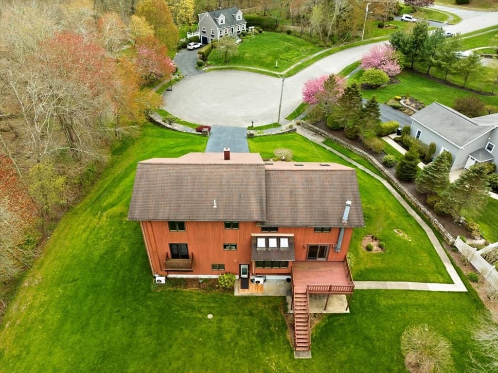 79 Lisa Dr photo 2