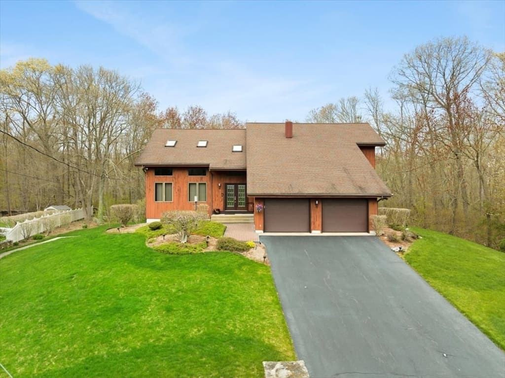 79 Lisa Dr