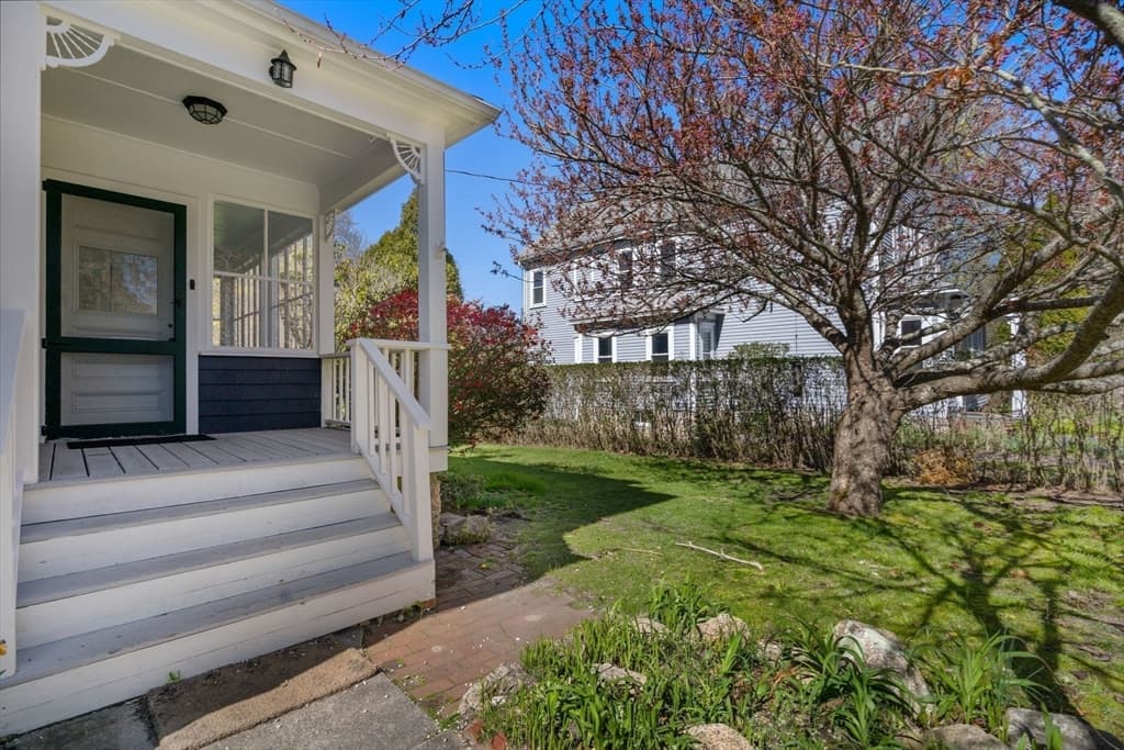 21 Cottage St photo 3