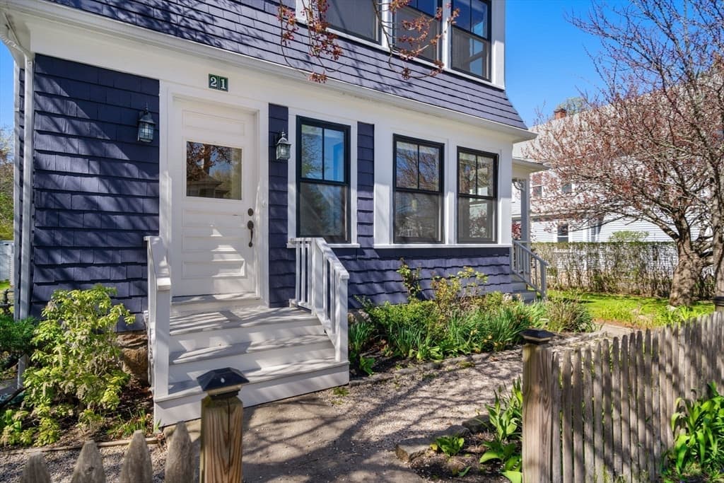 21 Cottage St photo 4