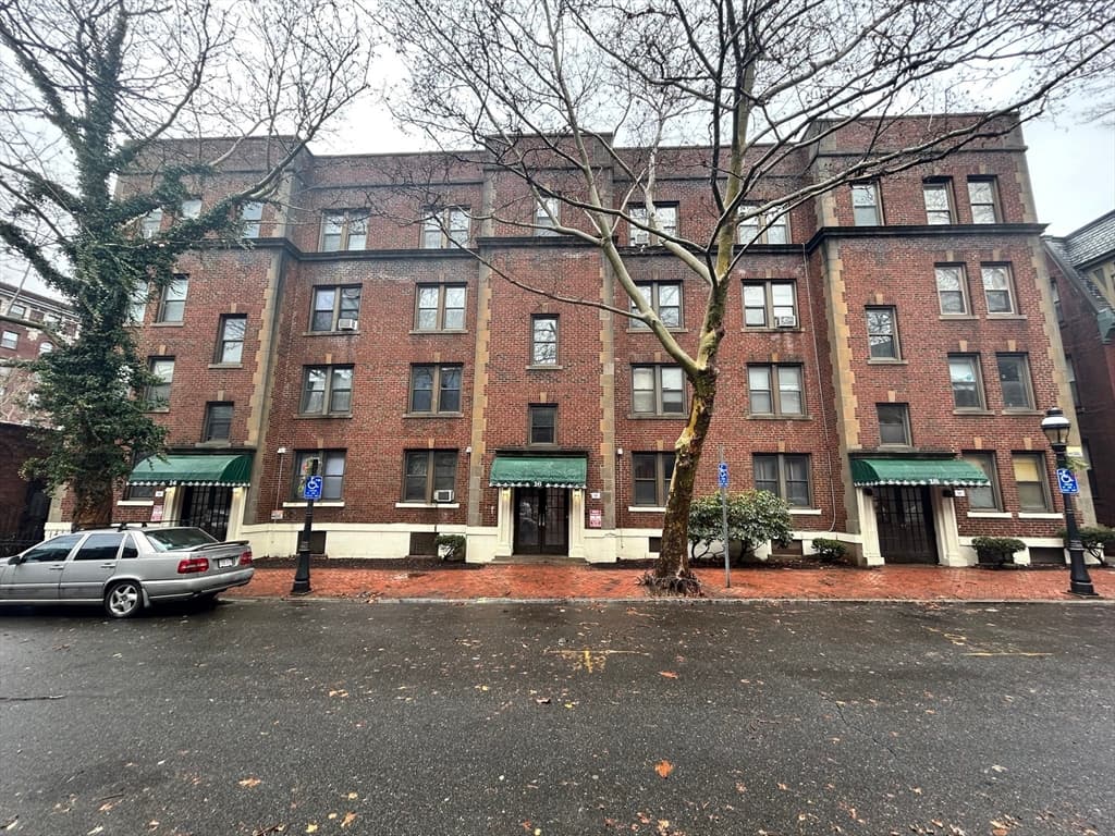 18 Mattoon St #8