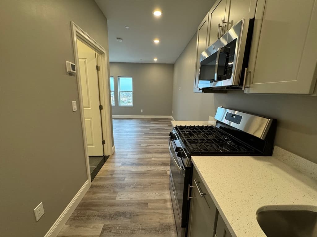 38 Walnut Ave #303 photo 4