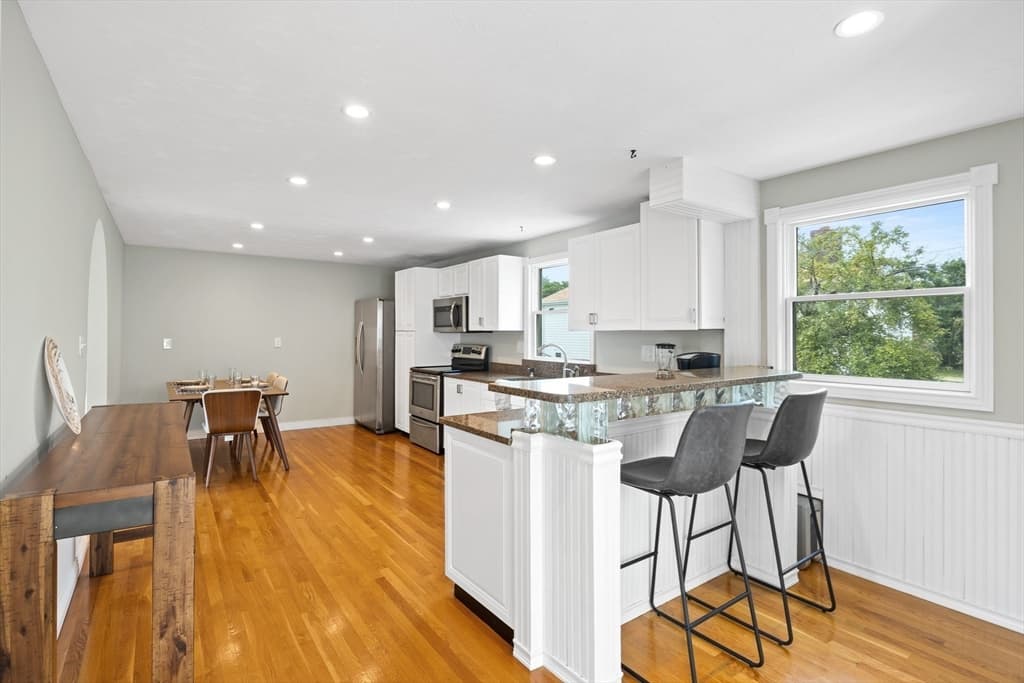 25 Warfield Ave photo 2