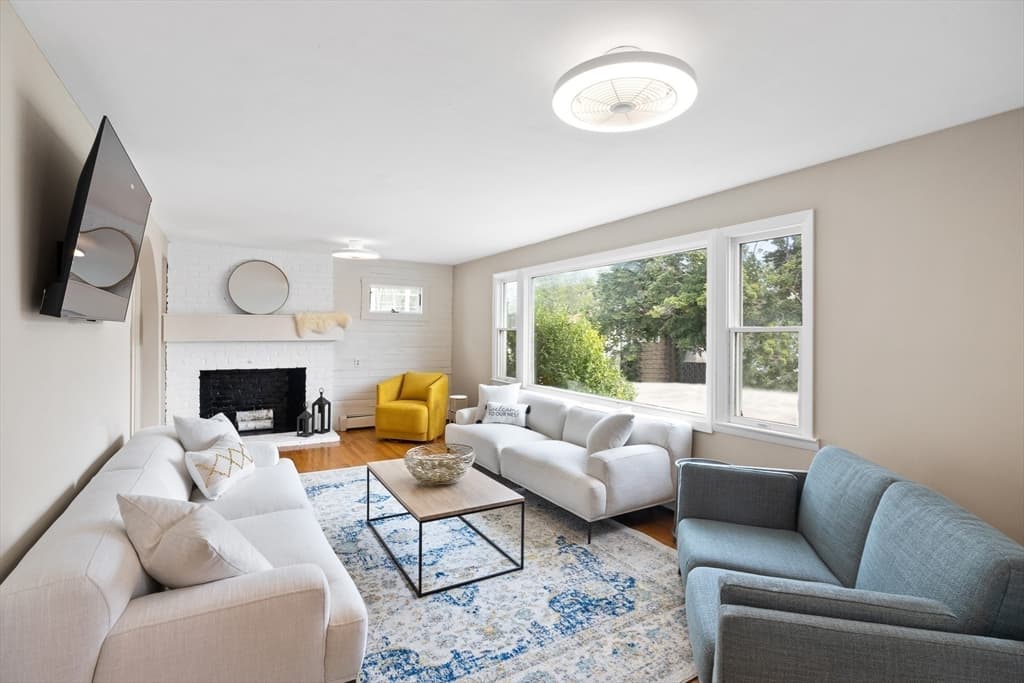 25 Warfield Ave photo 4