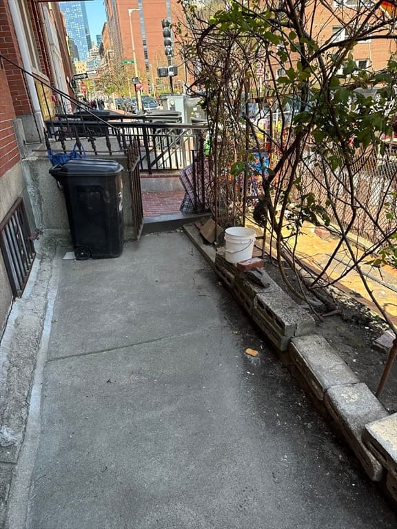 215 Harrison Ave photo 3